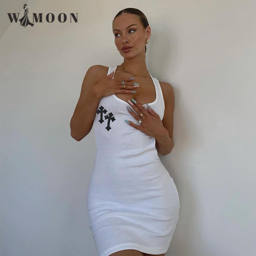 Kleid mit kreuzförmigem, quadratischem Kragen