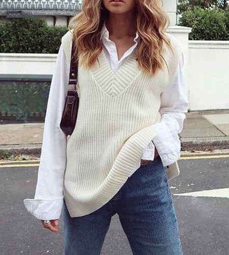 Gestrickte, ärmellose Weste mit V-Ausschnitt